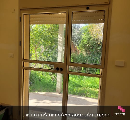 דלת אלומיניום עם חלונות זכוכית שקופים